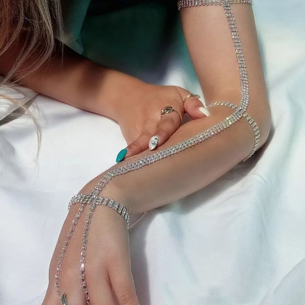 Colliers de pendentif exagérés Super longs trois couches Bracelet de liaison de chaîne Bijoux pour les femmes accessoires supérieurs à bras cristallin 230609