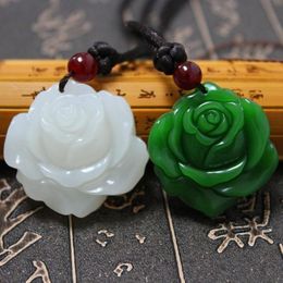 Collares pendientes Exquisito Imitación Jade Rosa Flor Collar Señoras Moda Encanto Estilo chino Amuleto de la suerte Joyería Regalo Colgante