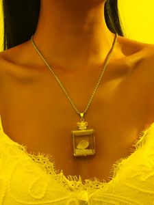 Colliers pendants Collier de bouteille de parfum de résine exquise pour femmes Géométrie carrée bijoux pendant pendent pendent