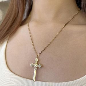 Hangende kettingen Prachtig zwaard Kruis koper inlay zirkon ketting voor vrouwen sieraden roestvrijstalen ketting goudkleur choke woon -werkverkeer