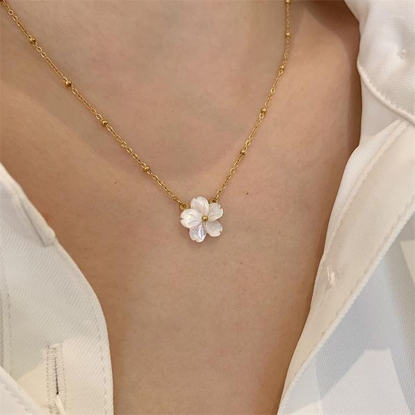 Collares colgantes Exquisito Blanco Concha Natural Flor de Melocotón Collar de Flores Estéticas Gargantilla de Acero Inoxidable Chapada en Oro de 18k Moda