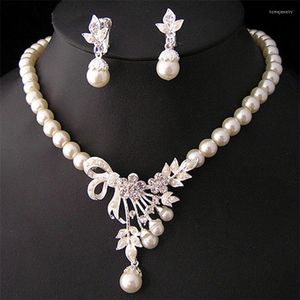 Colliers pendentifs Fashion Bride Suit simple et polyvalent Temp￩rament des boucles d'oreilles de collier de perle pour femmes Set for Women Jewelry Wedding