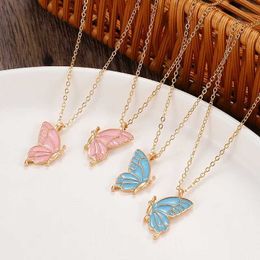 Colliers pendants mode Friends mignons Collier papillon dames européen et américain Couleur simple couple Butterfly Two-Piece Friendship cadeau