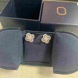 Pendentif Colliers Design de mode Trèfle à quatre feuilles Fleurs Pendentif avec diamants Boucles d'oreilles Collier Ensemble pour femmes Cadeau 240302