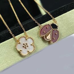 Collares colgantes Diseñador de moda Joyería de marca Collar de flor de ciruelo de oro rosa Damas Temperamento simple Todo fósforo Regalo de fiesta de lujo Q240330