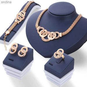 Pendentif Colliers Mode européenne et américaine cinq anneaux costume collier boucles d'oreilles bracelet bague quatre pièces ensemble rétro mariée photo cadeau YQ240124