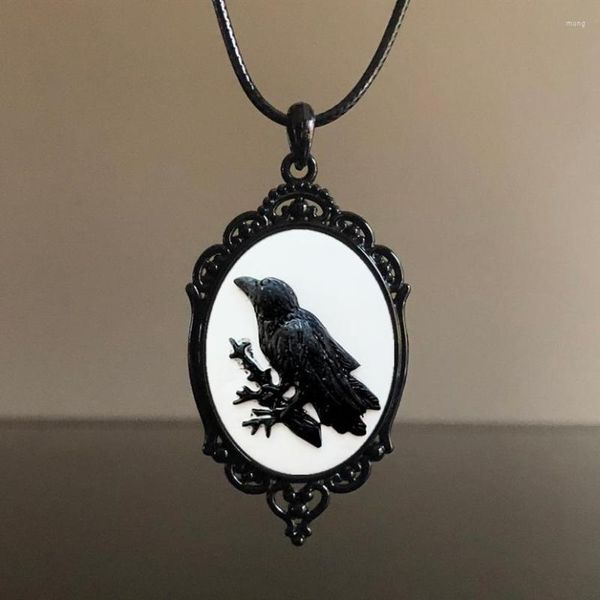 Pendentif Colliers Mode Gothic Crow Collier de charme noir et blanc pour femmes Accessoires de sorcière en relief Vintage Colliers Bijoux