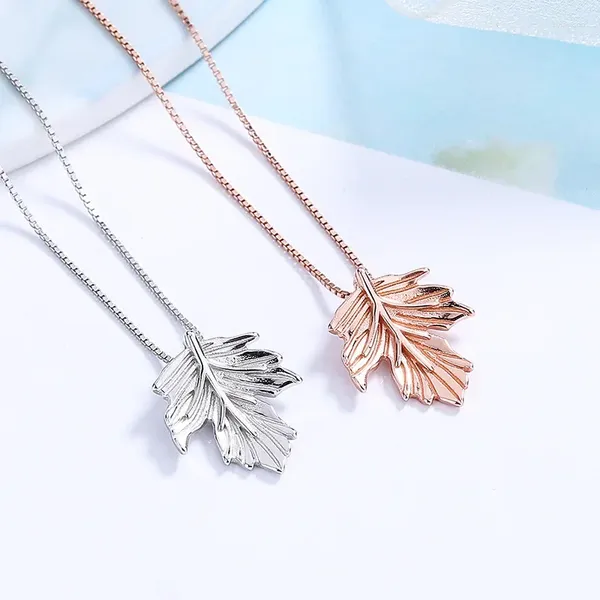 Pendentif Colliers Bijoux de mode Collier de feuilles pour femmes Chaîne de clavicule féminine Érable Femme Collier cadeau de la Saint-Valentin