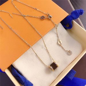 Collares colgantes Moda Carta de oro Cadena de oro Collar de amor Pulsera para hombres y mujeres Amantes de fiesta Joyería de regalo con caja
