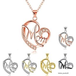 Colliers pendentifs Fashion Letter Mom Coeur Forme incrustée Collier cristallin Gift Gift Bijoux de haute qualité Lots en gros Bk 7 C Dhaxz