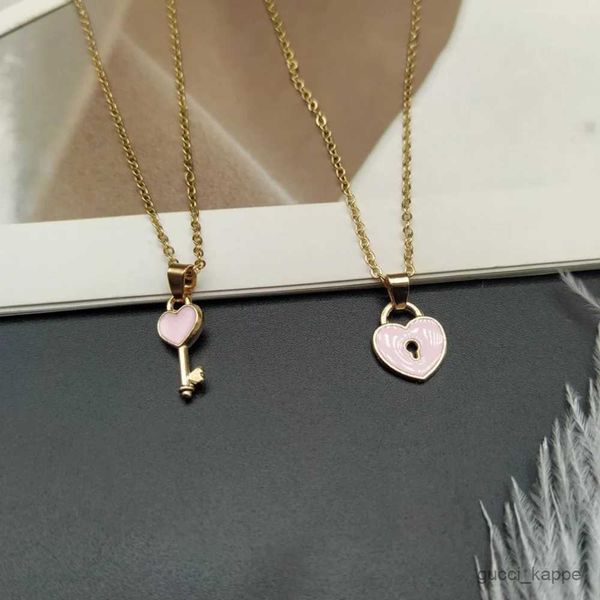 Collares colgantes Collar de pareja con cerradura de llave de amor de moda para mujeres Un par de cadena de clavícula con cerradura de llave en forma de corazón simple y creativa 2PCS / set