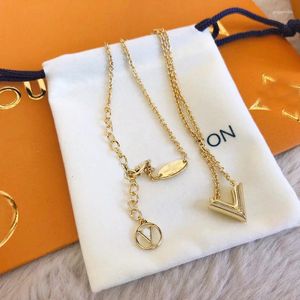 Pendentif Colliers Collier de mode Bijoux de créateurs pour femmes Luxe Chaîne d'or Simple Lettres V Fille Cadeaux Accessoires de fête Bracelet