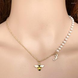 Collares con colgantes, collar de perlas de abeja con letras personalizadas a la moda para mujer, colgantes de costura y accesorios de joyería, venta al por mayor