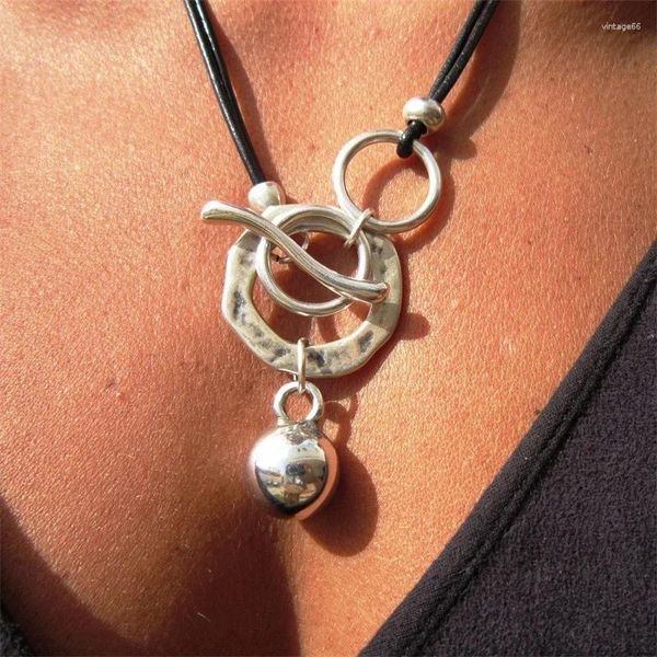 Colliers pendants Collier de couleur argentée exagérée pour femme Retro en cuir rétro Perle de plage Cadeau