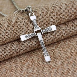 Hanger kettingen snel en woedend 7 Dominic Toretto Cross Crystal Silvertate Alloy ketting cadeau voor mannen dames fans film sieraden elle22