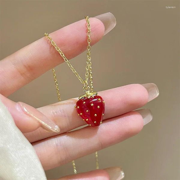 Collares colgantes Mujer Red Strawberry Girl Peach Heart Diseño único Alto grado Luz Temperamento de lujo Otoño Invierno Collar dulce