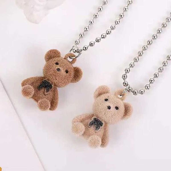 Colliers de pendentif affligeant l'ours marron en peluche en peluche