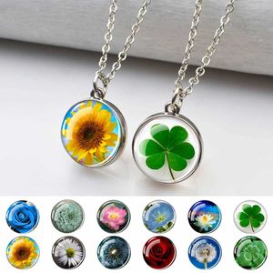 Colliers pendents Collier pendentif fleur Lotus Natural Lotus Four Leaf Clover Image en verre Collier pendentif en verre pour femmes bijoux Girl Gift 240410