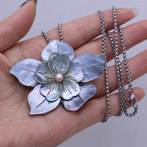 Pendentif Colliers Forme de fleur Coquille noire Coquilles d'eau douce naturelles blanches Pendentifs en nacre Collier en acier inoxydable