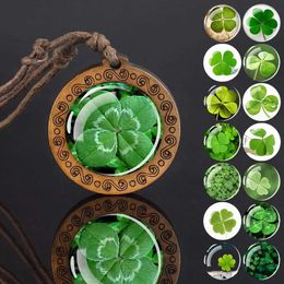 Colliers pendents Four feuilles Collier en bois Lucky Shamrock Glass Dome Colliers de chaîne de corde Pendant Jewelry Bijoux Saint-Patrick Cadeaux 240410