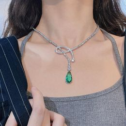 Pendentif Colliers Foydjew Designer de luxe Bijoux Creative Goutte d'eau pour les femmes Brillant Vert Diamant Collier Émeraude Clavicule ChainPendant