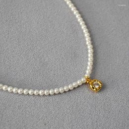 Ожерелья с подвесками, французский элегантный нишевый дизайн, имитирующий жемчуг Шицзя, простое и нежное короткое ожерелье с цветком циркона неправильной формы