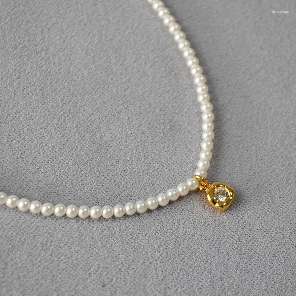 Colliers pendants French Elegant Niche Design imite Shijia Pearl simple et délicat de fleur de zircon irrégulier Collier court
