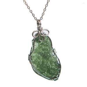 Pendentif Colliers Véritable Naturel Vert Foncé Moldavite Pierre Femmes Guérison Cristal Forme Irrégulière Mode 34 19 9mm