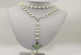 Colliers pendentifs brillent dans des chapelets en plastique foncé perles