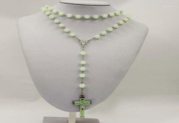 Colliers pendentifs brillent dans des chapelets en plastique foncé perles