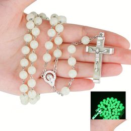 Pendentif Colliers Glow dans le collier de chapelet de croix sombre pour les femmes lumineuses perles catholiques Relius Jésus Crucifix Bijoux Drop Livraison DHD5J