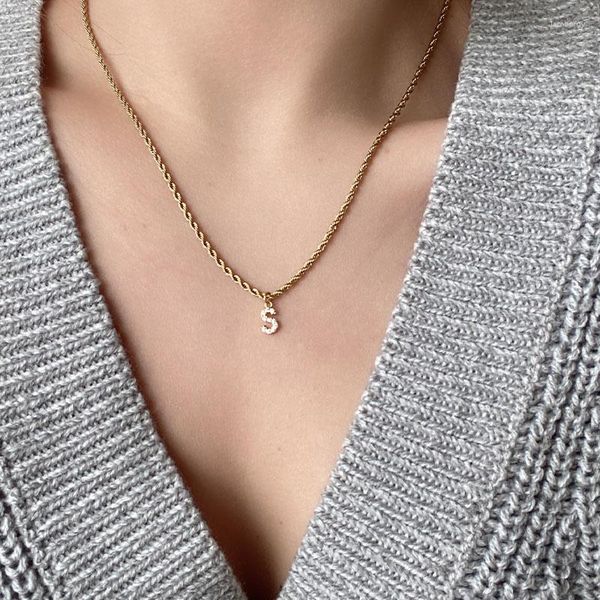 Collares con colgantes, collar de Color dorado para mujer, Gargantilla con dijes de letras iniciales, cadena trenzada de acero inoxidable, joyería de nombre al por mayor