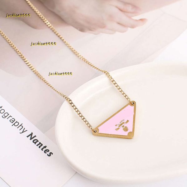 Colliers pendentifs Colliers en or noir blanc rose Triangle lettre collier marque de luxe bijoux de créateur titane acier pendentifs chaîne hommes femmes unisexe cadeau 2024