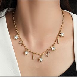 Colliers pendentifs Pendentif lettre en diamant clouté en or avec collier d'éléments pentagramme géométriques, luxe haut de gamme de l'industrie lourde