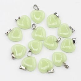 Collares colgantes Buena calidad Natural Verde Luminoso Piedra Corazón Collar Encantos Joyería Fabricación Accesorios Al Por Mayor 30 Unids