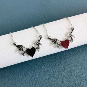 Hangende kettingen Gothic Devil Heart Hanghangende ketting unisex Creative Love Wings Metal ketting dames feest sieraden vriend cadeau d240522