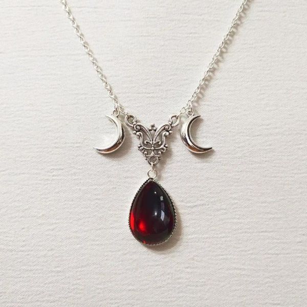Collares colgantes Collar de gota de vampiro gótico para mujeres Niñas Bruja pagana Accesorios de joyería Regalo Vintage Luna Mariposa Sangre Demonio