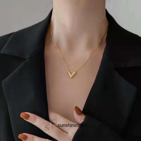 Colliers pendentiels de grande qualité des femmes de créateurs colliers v Letter Lady Jewelry AAA pour le cadeau de fête NO72