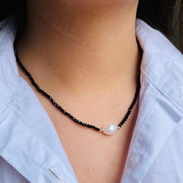 Collares colgantes Collar de cuentas de cristal negro verde para mujeres Perlas de agua dulce Cadena de acero inoxidable Cierre de langosta Colgante