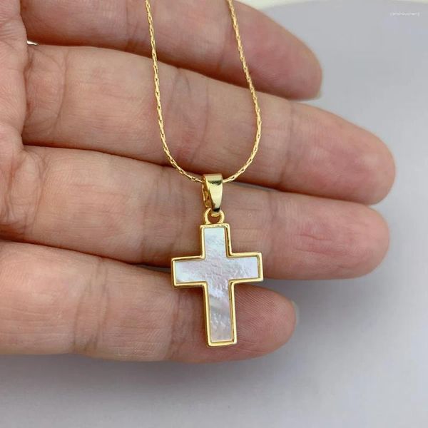 Collares colgantes Hecho a mano Fritillary Sea Shell Cross Collar para mujeres Hombres Chapado en oro Concha Crucifijo Joyería cristiana Regalos