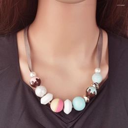 Pendentif Colliers Collier fait main avec Macaron Couleurs Perle en bois et chaîne de ruban de satin pour femmes Bijoux