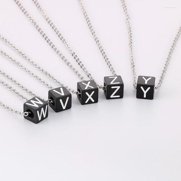 Collares colgantes Haoyi Collar de letras cuadradas de acero inoxidable para mujeres Hombres Color negro 26 Adornos del alfabeto Regalo de joyería