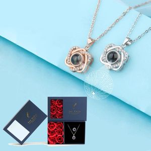 Colliers pendants Collier de projection du cœur avec 9 roses Boîte-cadeau 100 langues Je t'aime Jewelry for Women 2024 ACCESSOIRES ROMANTIQUES