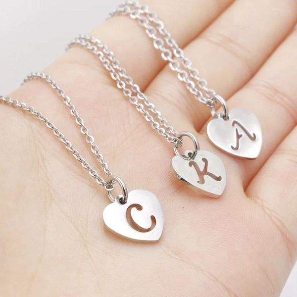 Collares pendientes Forma de corazón Letras inglesas huecas A -Z Collar de letra inicial de acero de titanio Soporte Joyería inoxidable al por mayor