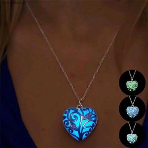 Pendentif colliers Pendentif creux en forme de coeur brillant dans le collier sombre femmes cristal collier lumineux bijoux en gros cadeaux de noëlL2404