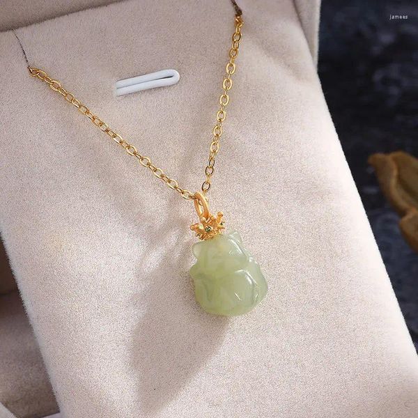 Pendentif Colliers Hetian Grey Jade Collier Plaqué Or 18 carats Incrusté d'eau claire Mignon Neuf Queue pour petite amie