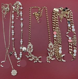 Colliers pendants de haute qualité et colliers de lettres populaires à la mode de marques de luxe en Europe et en Amérique, avec plusieurs options disponibles