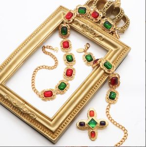 Hangerkettingen Hoge kwaliteit luxe glazen retro gouden damesketting, armband, brocheset