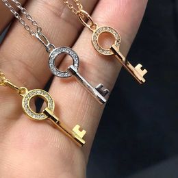 Colliers pendentifs High Version T Home Key Key Mini Collier Round pour femmes V Gold Green Luxury Obouter Collar Chain Q240507
