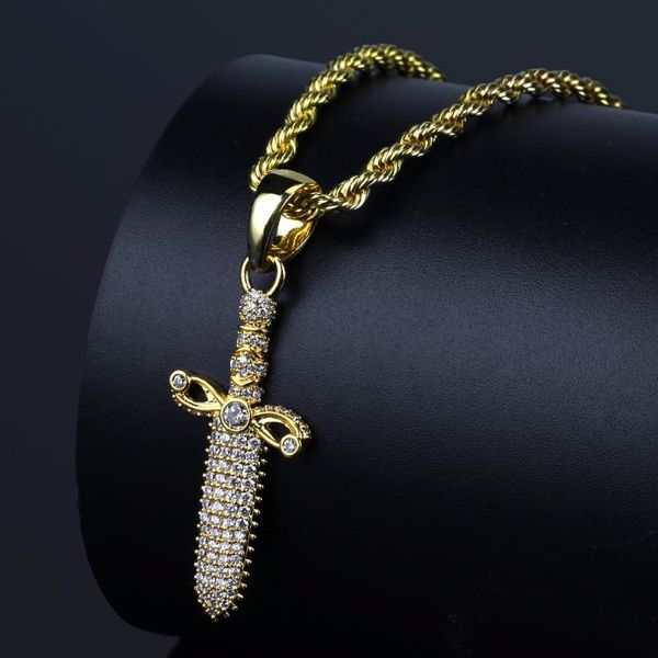 Collares pendientes Hip Hop Bling Out Dagger Colgantes Full Rhinestone Pavimentado Color oro Cobre Espada Collar Para Hombres Rapero JoyeríaPendant Pen